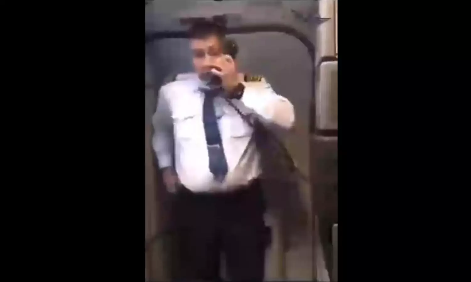 യുക്രൈൻ അധിനിവേശം കുറ്റകൃത്യമാണ് ; റഷ്യൻ പൈലറ്റ് യാത്രക്കാരോട് പങ്കുവെക്കുന്ന വീഡിയോ വൈറൽ യുക്രൈൻ അധിനിവേശം കുറ്റകൃത്യമാണ് ; റഷ്യൻ പൈലറ്റ് യാത്രക്കാരോട് പങ്കുവെക്കുന്ന വീഡിയോ വൈറൽ