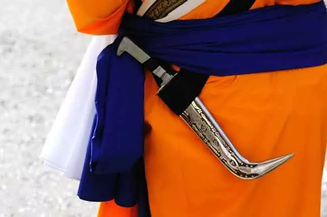 വിമാനത്താവളങ്ങളിൽ സിഖ് ജീവനക്കാർക്കും കൃപാൺ ധരിക്കാം; വിലക്ക് നീക്കി കേന്ദ്രം