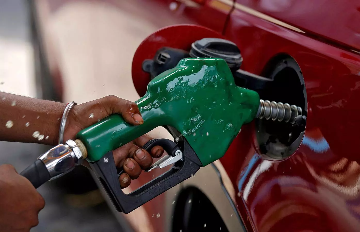 പെട്രോൾ-ഡീസൽ തീവില അടങ്ങുമോ? വൻ വിലക്കുറവിൽ എണ്ണ തരാമെന്ന് റഷ്യ; ഓഫർ സ്വീകരിക്കാന്‍ കേന്ദ്രം