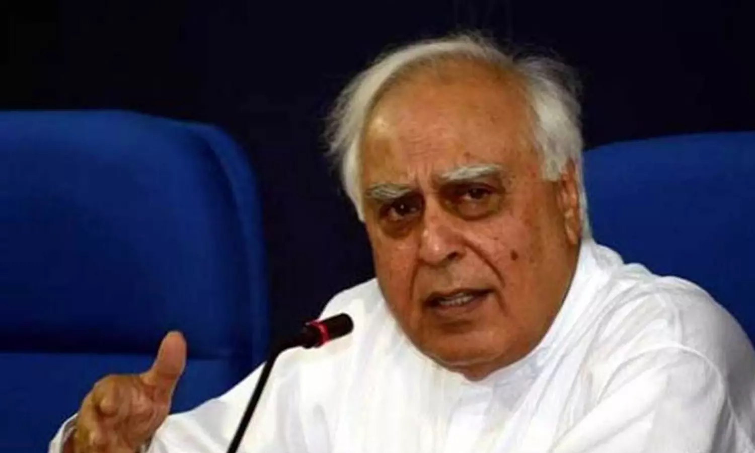 നേതൃത്വത്തിൽ നിന്ന് മാറി മറ്റുള്ളവർക്ക് അവസരം കൊടുക്കണം: ഗാന്ധി കുടുംബത്തിനെതിരെ ആഞ്ഞടിച്ച് കപിൽ സിബൽ