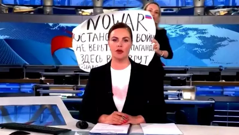 ഇവർ കള്ളം പറയുകയാണ്; റഷ്യൻ സർക്കാർ ചാനലിൽ വാർത്താ ബുള്ളറ്റിനിടെ യുദ്ധവിരുദ്ധ പ്ലക്കാർഡുയർത്തി മാധ്യമപ്രവർത്തക