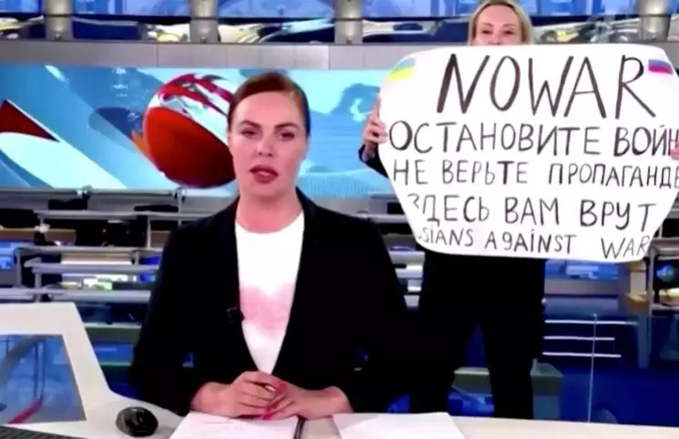 റഷ്യൻ ചാനലിൽ യുദ്ധവിരുദ്ധ പ്രതിഷേധം; പിന്നാലെ മാധ്യമപ്രവർത്തകയെ കാണാതായെന്ന് റിപ്പോർട്ട് റഷ്യൻ ചാനലിൽ യുദ്ധവിരുദ്ധ പ്രതിഷേധം; പിന്നാലെ മാധ്യമപ്രവർത്തകയെ കാണാതായെന്ന് റിപ്പോർട്ട്