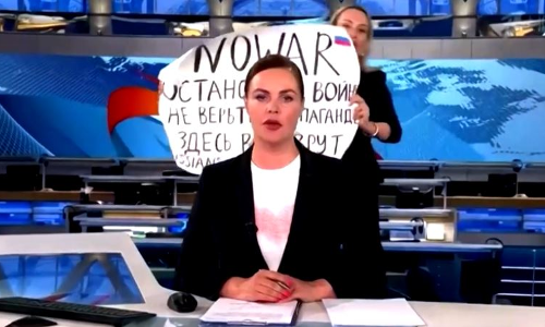 ഇവർ കള്ളം പറയുകയാണ്; റഷ്യൻ സർക്കാർ ചാനലിൽ വാർത്താ ബുള്ളറ്റിനിടെ യുദ്ധവിരുദ്ധ പ്ലക്കാർഡുയർത്തി മാധ്യമപ്രവർത്തക