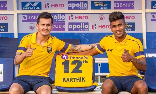 ബ്ലാസ്റ്റേഴ്സ് വിജയത്തിൽ സന്തോഷത്താൽ പൊട്ടിക്കരഞ്ഞ കുഞ്ഞു കാർത്തിക്ക് രണ്ടാം പാദത്തിൽ 12th മാൻ ബ്ലാസ്റ്റേഴ്സ് വിജയത്തിൽ സന്തോഷത്താൽ പൊട്ടിക്കരഞ്ഞ കുഞ്ഞു കാർത്തിക്ക് രണ്ടാം പാദത്തിൽ 12th മാൻ