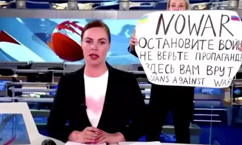റഷ്യൻ ചാനലിൽ യുദ്ധവിരുദ്ധ പ്രതിഷേധം; പിന്നാലെ മാധ്യമപ്രവർത്തകയെ കാണാതായെന്ന് റിപ്പോർട്ട്