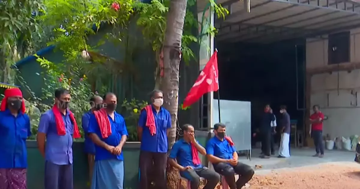 സി.ഐ.ടി.യു സമരം: കണ്ണൂരില് ഒരു സ്ഥാപനം കൂടി അടച്ചുപൂട്ടി സി.ഐ.ടി.യു സമരം: കണ്ണൂരില് ഒരു സ്ഥാപനം കൂടി അടച്ചുപൂട്ടി