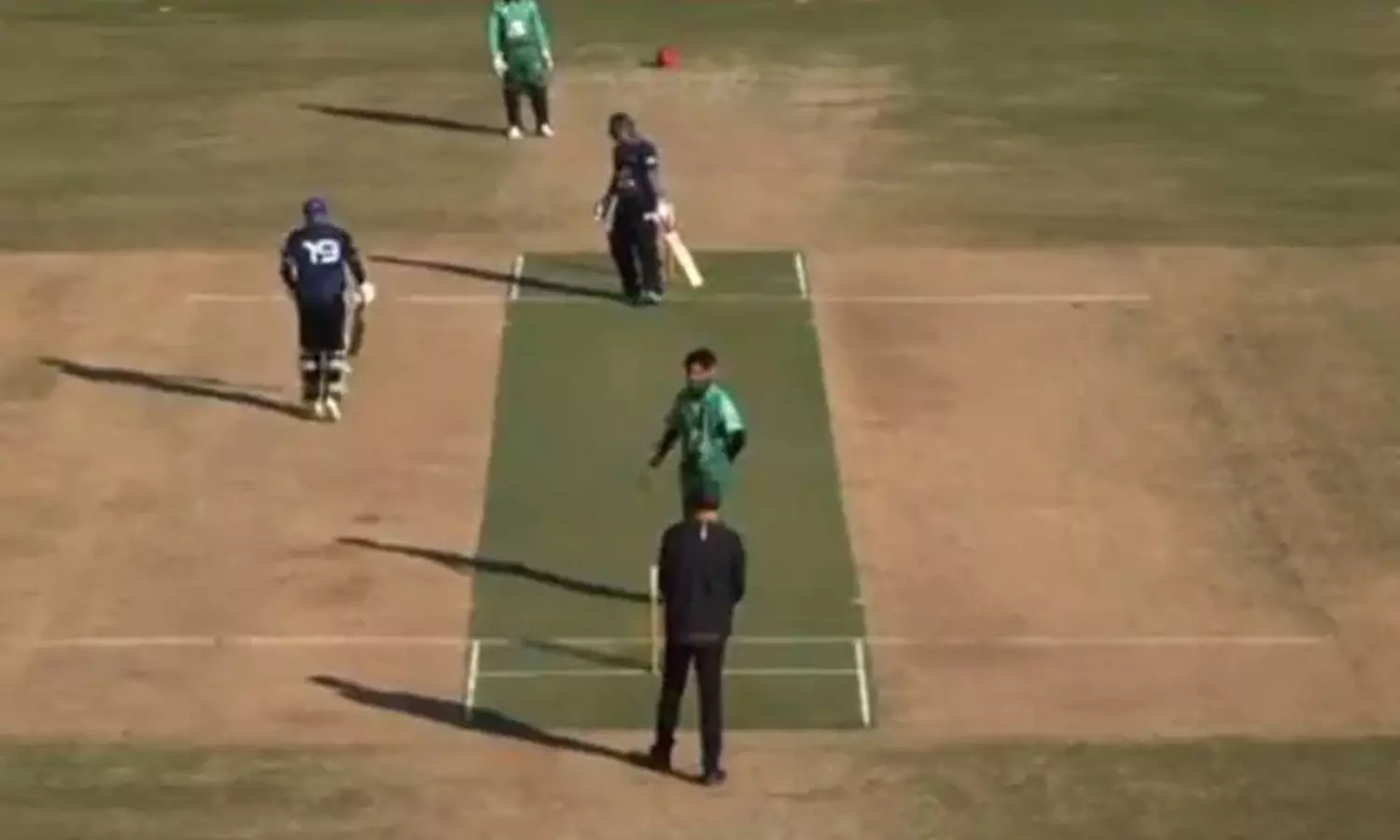 പന്ത് എറിയും മുമ്പ് പാതിവഴി പിന്നിട്ട്‌ നോൺസ്‌ട്രൈക്കർ: എന്നിട്ടും മങ്കാതിങിന് മുതിരാതെ ബൗളർ