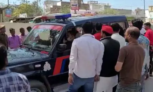 വോട്ടെണ്ണൽ ദിനം ഇ.വി.എമ്മുകൾക്ക് സംരക്ഷണം നൽകിയ സമാജ്‌വാദി പാർട്ടി പ്രവർത്തകർക്കെതിരെ കേസ്