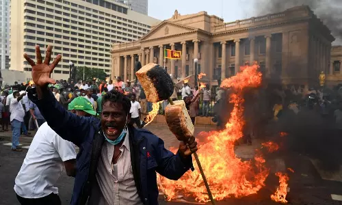 കിലോ അരിക്കു വില 448 രൂപ, പാലിന് 263, പെട്രോൾ ലിറ്ററിന് 283- പണപ്പെരുപ്പവും വിലക്കയറ്റവും; ശ്രീലങ്കയിൽ ആളിക്കത്തി പ്രതിഷേധം കിലോ അരിക്കു വില 448 രൂപ, പാലിന് 263, പെട്രോൾ ലിറ്ററിന് 283- പണപ്പെരുപ്പവും വിലക്കയറ്റവും; ശ്രീലങ്കയിൽ ആളിക്കത്തി പ്രതിഷേധം