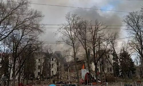 അഭയാർത്ഥികൾ കഴിഞ്ഞ തിയറ്റർ ബോംബിട്ട് തകർത്ത് റഷ്യ; പോളണ്ടിൽ മിസൈൽവേധ സംവിധാനങ്ങളൊരുക്കാൻ ബ്രിട്ടൻ