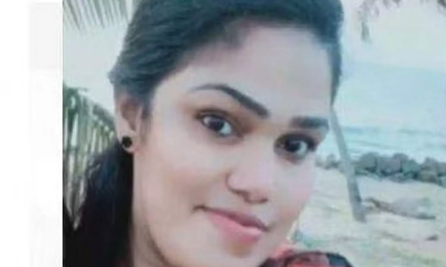 കൊടുങ്ങല്ലൂരിൽ ഇന്നലെ രാത്രി വെട്ടേറ്റ യുവതി മരിച്ചു കൊടുങ്ങല്ലൂരിൽ ഇന്നലെ രാത്രി വെട്ടേറ്റ യുവതി മരിച്ചു