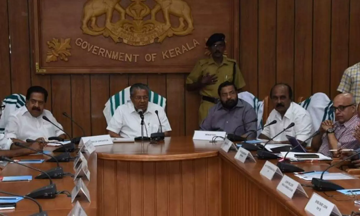 പാതയോരങ്ങളിലെ കൊടി തോരണം: സർക്കാർ സർവകക്ഷിയോഗം വിളിച്ചു