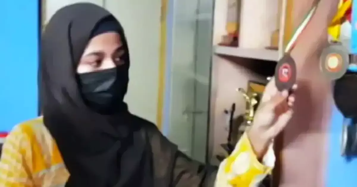 ഹിജാബ് ധരിച്ചാണ് കരാട്ടെ മത്സരങ്ങളില് പങ്കെടുത്തത്: സുപ്രിംകോടതിയില് പ്രതീക്ഷയര്പ്പിച്ച് കരാട്ടെ ചാമ്പ്യന് ഹിജാബ് ധരിച്ചാണ് കരാട്ടെ മത്സരങ്ങളില് പങ്കെടുത്തത്: സുപ്രിംകോടതിയില് പ്രതീക്ഷയര്പ്പിച്ച് കരാട്ടെ ചാമ്പ്യന്