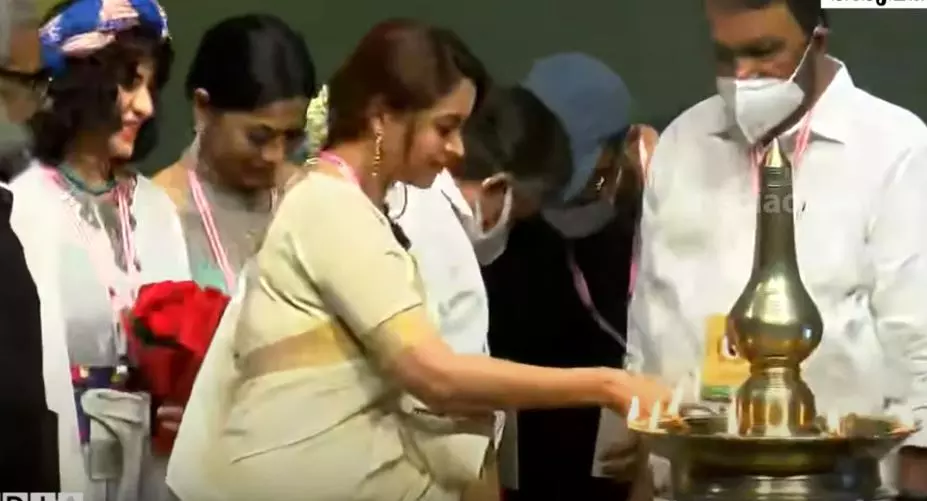 ഐ.എഫ്.എഫ്.കെ വേദിയിൽ അപ്രതീക്ഷിത അതിഥിയായി ഭാവന; കരഘോഷത്തോടെ വരവേറ്റ് കലാപ്രേമികൾ