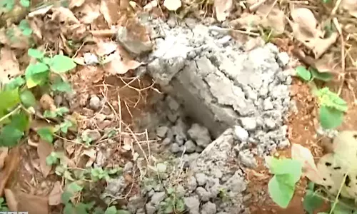 സർവെ കല്ല് പിഴുതുമാറ്റിയ നിലയിൽ; പ്രതിപക്ഷ നേതാക്കള് ഇന്ന് മാടപ്പള്ളിയിലെത്തും സർവെ കല്ല് പിഴുതുമാറ്റിയ നിലയിൽ; പ്രതിപക്ഷ നേതാക്കള് ഇന്ന് മാടപ്പള്ളിയിലെത്തും