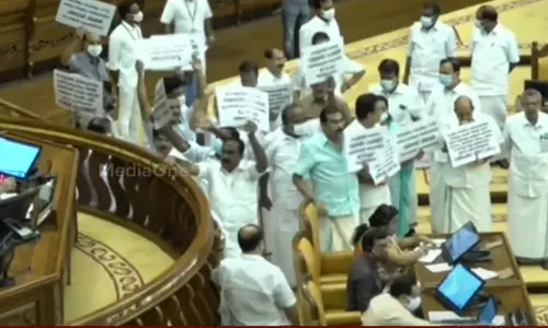 പൊലീസ് നരനായാട്ട്: സഭ ബഹിഷ്കരിച്ച് പ്രതിപക്ഷം മാടപ്പള്ളിയിലേക്ക് പൊലീസ് നരനായാട്ട്: സഭ ബഹിഷ്കരിച്ച് പ്രതിപക്ഷം മാടപ്പള്ളിയിലേക്ക്