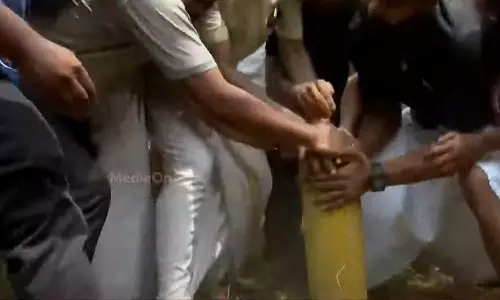 പൊലീസുകാരെ സാക്ഷിയാക്കി കോഴിക്കോട് കല്ലായിയിൽ കെ റെയിൽ സർവേകല്ല് നാട്ടുകാർ പിഴുതുമാറ്റി പൊലീസുകാരെ സാക്ഷിയാക്കി കോഴിക്കോട് കല്ലായിയിൽ കെ റെയിൽ സർവേകല്ല് നാട്ടുകാർ പിഴുതുമാറ്റി