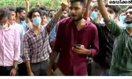 ഉറങ്ങിക്കിടന്ന വിദ്യാർഥിയെ ഹോസ്റ്റൽ വാർഡൻ ബൂട്ടിട്ട് ചവിട്ടി; കോഴിക്കോട് മെഡിക്കൽ കോളേജിൽ പ്രതിഷേധം ഉറങ്ങിക്കിടന്ന വിദ്യാർഥിയെ ഹോസ്റ്റൽ വാർഡൻ ബൂട്ടിട്ട് ചവിട്ടി; കോഴിക്കോട് മെഡിക്കൽ കോളേജിൽ പ്രതിഷേധം