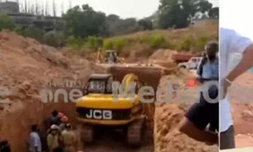 കളമശ്ശേരി ഇലക്ട്രോണിക് സിറ്റിയിൽ മണ്ണിടിച്ചിൽ; നാലുപേർ മരിച്ചു. ഒരാൾ ഇപ്പോഴും മണ്ണിനടിയിൽ