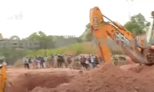 നാലുപേർ ഒരു മണിക്കൂർ പത്തടി താഴെ മണ്ണിനടിയിൽ, രണ്ടുപേരുടെ തല മാത്രം പുറത്ത്; കളമശ്ശേരിയിൽ കണ്ണീർക്കാഴ്ച