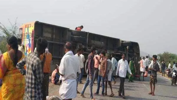 കർണാടകയിൽ ബസ് മറിഞ്ഞ് എട്ട് മരണം; നിരവധിപേര്‍ക്ക് പരിക്ക്