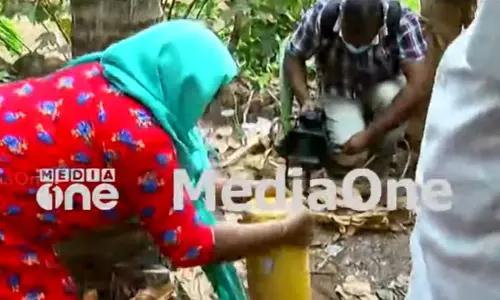 കെ- റെയിൽ വിരുദ്ധസമരം ശക്തം; ചോറ്റാനിക്കരയിലും തിരൂരിലും സർവെ കല്ലുകൾ പിഴുതെറിഞ്ഞ് പ്രതിഷേധം കെ- റെയിൽ വിരുദ്ധസമരം ശക്തം; ചോറ്റാനിക്കരയിലും തിരൂരിലും സർവെ കല്ലുകൾ പിഴുതെറിഞ്ഞ് പ്രതിഷേധം