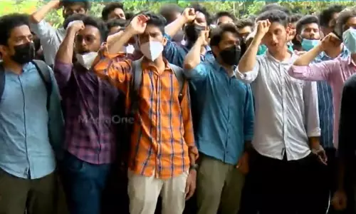 ഹോസ്റ്റൽ വാർഡൻ ബൂട്ടിട്ട് ചവിട്ടി; കോഴിക്കോട് മെഡിക്കൽ കോളജിൽ വിദ്യാർഥികളുടെ പ്രതിഷേധം