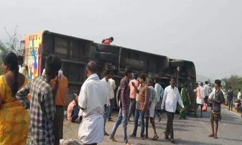 കർണാടകയിൽ ബസ് മറിഞ്ഞ് എട്ട് മരണം; നിരവധിപേര്‍ക്ക് പരിക്ക്