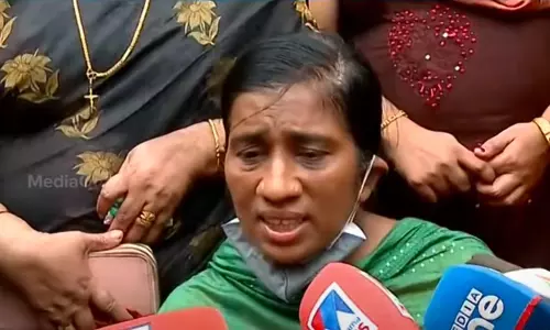 മാടപ്പള്ളിയിലെ കെ- റെയിൽ വിരുദ്ധസമരം; കുഞ്ഞിനെ സമര മുഖത്ത് കൊണ്ടുവന്നതല്ലെന്ന് ജിജി ഫിലിപ്പ് മാടപ്പള്ളിയിലെ കെ- റെയിൽ വിരുദ്ധസമരം; കുഞ്ഞിനെ സമര മുഖത്ത് കൊണ്ടുവന്നതല്ലെന്ന് ജിജി ഫിലിപ്പ്