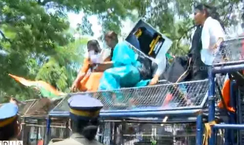 കെ- റെയിൽ വിരുദ്ധ പ്രക്ഷോഭം; സ്ത്രീകൾക്ക് നേരെയുള്ള ആക്രമണങ്ങൾക്കെതിരെ മഹിളാ കോൺഗ്രസ് മാർച്ച്, സംഘർഷം കെ- റെയിൽ വിരുദ്ധ പ്രക്ഷോഭം; സ്ത്രീകൾക്ക് നേരെയുള്ള ആക്രമണങ്ങൾക്കെതിരെ മഹിളാ കോൺഗ്രസ് മാർച്ച്, സംഘർഷം