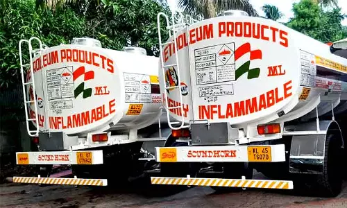 സംസ്ഥാനത്ത് ഇന്ധനവിതരണം തടസപ്പെടും: സർവീസുകൾ നിർത്തിവെക്കാൻ എണ്ണക്കമ്പനികൾ സംസ്ഥാനത്ത് ഇന്ധനവിതരണം തടസപ്പെടും: സർവീസുകൾ നിർത്തിവെക്കാൻ എണ്ണക്കമ്പനികൾ