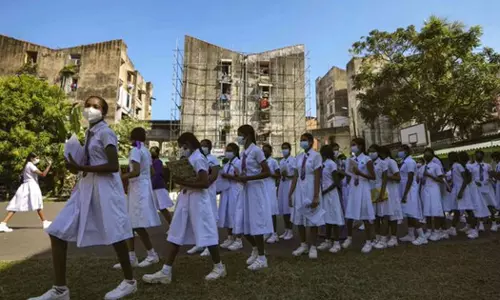 കടലാസും മഷിയുമില്ല; ശ്രീലങ്കയിലെ സ്കൂളുകളിൽ പരീക്ഷ മുടങ്ങി കടലാസും മഷിയുമില്ല; ശ്രീലങ്കയിലെ സ്കൂളുകളിൽ പരീക്ഷ മുടങ്ങി