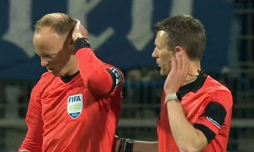 ബിയർ കപ്പ് സഹ റഫറിയുടെ തലയിലേക്ക് എറിഞ്ഞ് ആരാധകൻ, മത്സരം റദ്ദാക്കി - വീഡിയോ