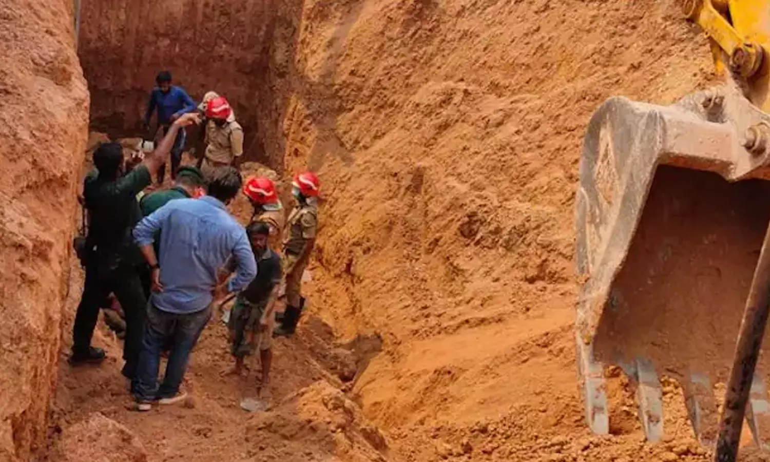 കളമശ്ശേരിയിൽ മണ്ണിടിഞ്ഞ് നാല് പേർ മരിക്കാനിടയായ സംഭവം;ഗുരുതരമായ സുരക്ഷ വീഴ്ചയുണ്ടായതായി ഫയർഫോഴ്‌സ്