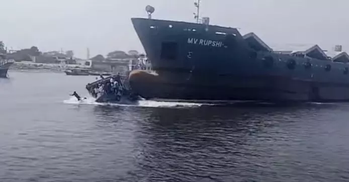 ബംഗ്ലാദേശിൽ ചരക്കുകപ്പലിടിച്ച് ബോട്ട് മുങ്ങി; അഞ്ച് മരണം, നിരവധിപേരെ കാണാതായി- വീഡിയോ ബംഗ്ലാദേശിൽ ചരക്കുകപ്പലിടിച്ച് ബോട്ട് മുങ്ങി; അഞ്ച് മരണം, നിരവധിപേരെ കാണാതായി- വീഡിയോ