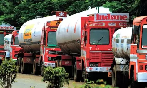 സംസ്ഥാനത്ത് ഇന്നുമുതൽ ടാങ്കർ ലോറി സമരം; ഇന്ധനക്ഷാമത്തിന് സാധ്യത