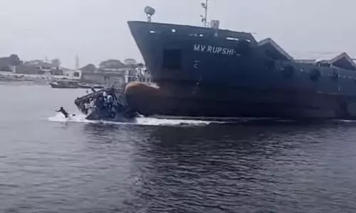 ബംഗ്ലാദേശിൽ ചരക്കുകപ്പലിടിച്ച് ബോട്ട് മുങ്ങി; അഞ്ച് മരണം, നിരവധിപേരെ കാണാതായി- വീഡിയോ ബംഗ്ലാദേശിൽ ചരക്കുകപ്പലിടിച്ച് ബോട്ട് മുങ്ങി; അഞ്ച് മരണം, നിരവധിപേരെ കാണാതായി- വീഡിയോ