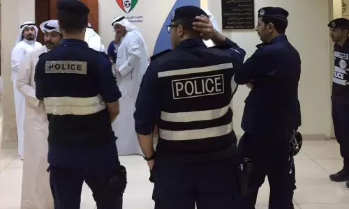കുവൈത്തിൽ പൊലീസുകാരെ കയ്യേറ്റം ചെയ്‌താൽ അഞ്ച് വർഷം തടവും 5000 ദീനാർ പിഴയും ശിക്ഷ