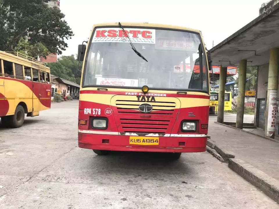 ആലുവ കെ.എസ്.ആർ.ടി.സി ബസ് സ്റ്റാന്റിന്റെ നിർമാണം ഇഴഞ്ഞു നീങ്ങുന്നു; യാത്രക്കാര് ദുരിതത്തില് ആലുവ കെ.എസ്.ആർ.ടി.സി ബസ് സ്റ്റാന്റിന്റെ നിർമാണം ഇഴഞ്ഞു നീങ്ങുന്നു; യാത്രക്കാര് ദുരിതത്തില്