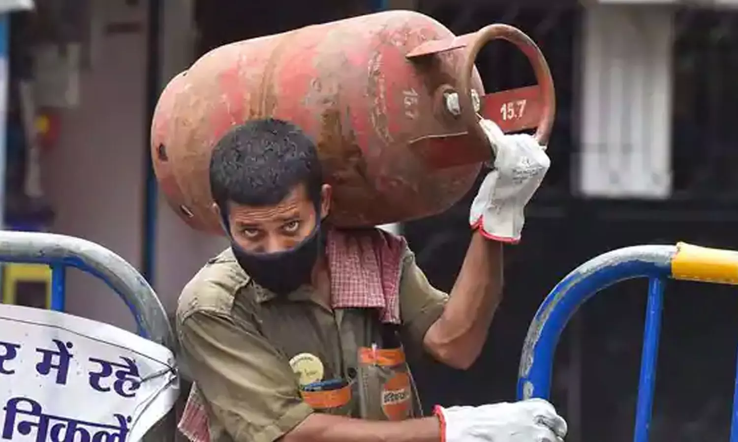 വീണ്ടും ഇരുട്ടടി; രാജ്യത്ത് പാചകവാതക വിലയും കൂട്ടി വീണ്ടും ഇരുട്ടടി; രാജ്യത്ത് പാചകവാതക വിലയും കൂട്ടി