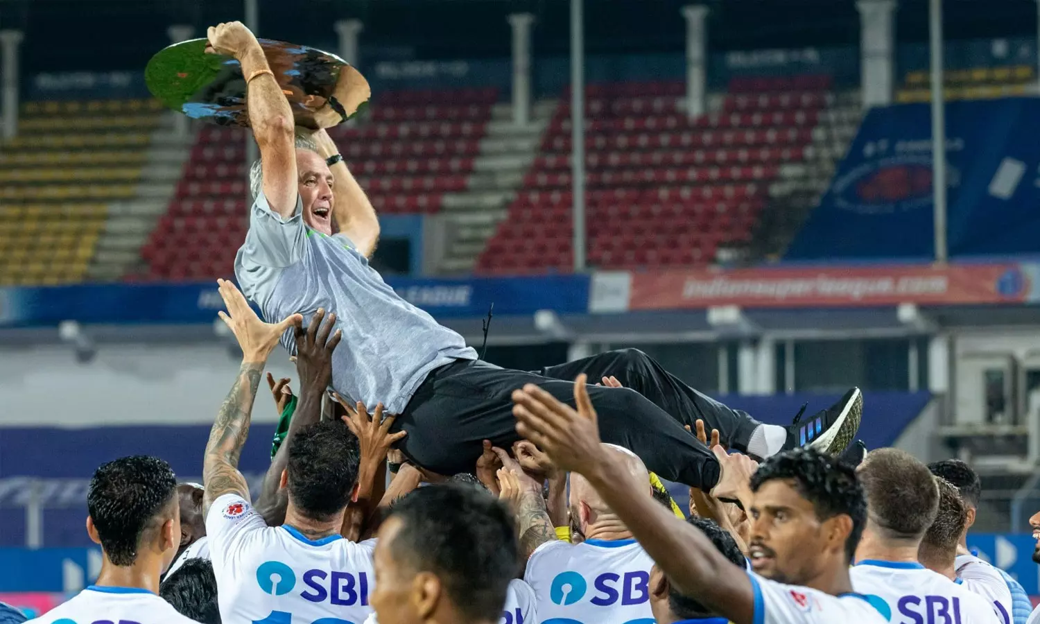 ആരാധകരെ ഞെട്ടിച്ച് സൂപ്പർ കോച്ച് ഐ.എസ്.എൽ വിട്ടു ആരാധകരെ ഞെട്ടിച്ച് സൂപ്പർ കോച്ച് ഐ.എസ്.എൽ വിട്ടു