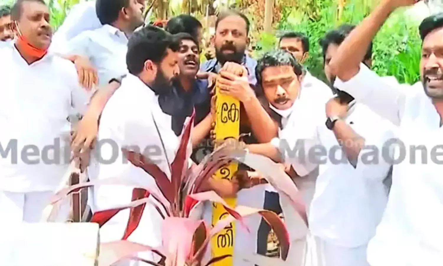 കോട്ടയത്ത് യൂത്ത് കോൺഗ്രസ് മാർച്ചിൽ സംഘർഷം: കലക്ടറേറ്റ് വളപ്പിൽ സർവേ കല്ല് കുഴിച്ചിട്ടു കോട്ടയത്ത് യൂത്ത് കോൺഗ്രസ് മാർച്ചിൽ സംഘർഷം: കലക്ടറേറ്റ് വളപ്പിൽ സർവേ കല്ല് കുഴിച്ചിട്ടു