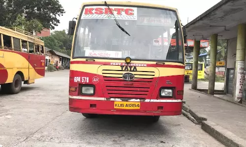 ആലുവ കെ.എസ്.ആർ.ടി.സി ബസ് സ്റ്റാന്‍റിന്‍റെ നിർമാണം ഇഴഞ്ഞു നീങ്ങുന്നു; യാത്രക്കാര്‍ ദുരിതത്തില്‍