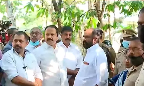 കെ-റെയിൽ പ്രതിഷേധം; കോട്ടയത്ത് ഉദ്യോഗസ്ഥരെ തടയാനെത്തിയ നാട്ടുകാരെ തടഞ്ഞ് പൊലീസ്