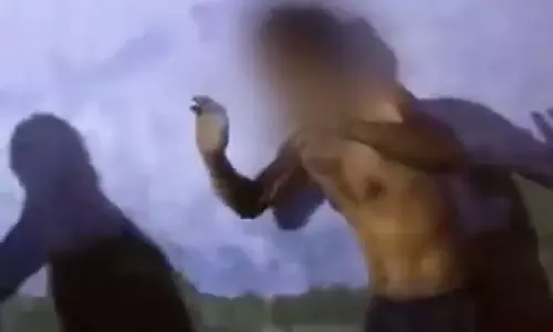 പശുക്കടത്ത് ആരോപിച്ച് മാലിന്യവണ്ടി തടഞ്ഞു; യുപിയിൽ ഡ്രൈവറായ മുസ്ലിം യുവാവിന് ക്രൂരമർദ്ദനം പശുക്കടത്ത് ആരോപിച്ച് മാലിന്യവണ്ടി തടഞ്ഞു; യുപിയിൽ ഡ്രൈവറായ മുസ്ലിം യുവാവിന് ക്രൂരമർദ്ദനം