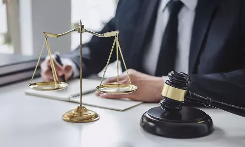 ഫീസ്​ അടക്കാത്ത 30 അഭിഭാഷകരുടെ അനുമതി മരവിപ്പിച്ചു