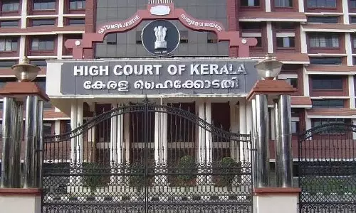 പാതയോരത്തെ കൊടിതോരണങ്ങള്‍: സര്‍വകക്ഷിയോഗം വിളിച്ചതിനെതിരെ ഹൈക്കോടതി