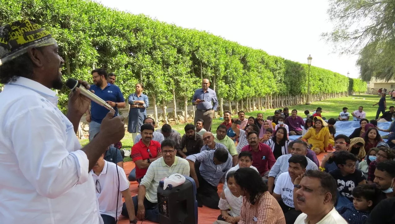 മലയാളി ചിത്രകാരന് ഡാവിഞ്ചി സുരേഷിനെ ഷാര്ജയില് ആദരിച്ചു മലയാളി ചിത്രകാരന് ഡാവിഞ്ചി സുരേഷിനെ ഷാര്ജയില് ആദരിച്ചു