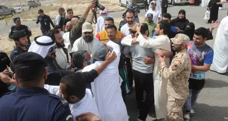 കുവൈത്തില് അമീരി കാരുണ്യം ലഭിച്ച നൂറോളം തടവുകാര് ജയില് മോചിതരായി കുവൈത്തില് അമീരി കാരുണ്യം ലഭിച്ച നൂറോളം തടവുകാര് ജയില് മോചിതരായി