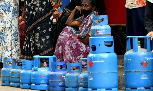 സാമ്പത്തിക, ഊർജ പ്രതിസന്ധിയിൽ തകർന്നടിഞ്ഞ് ശ്രീലങ്ക; പെട്രോൾ പമ്പുകളിൽ സൈനികരെ വിന്യസിച്ചു